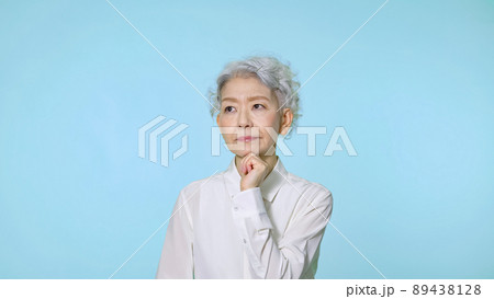 考えるシニア女性　悩み　不安　心配 89438128