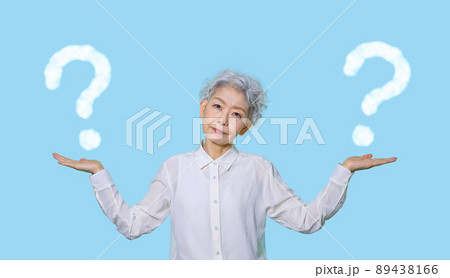 比較して迷うシニア女性 89438166