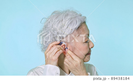 補聴器をつけるシニア女性 補聴器をつけるシニア女性 89438184