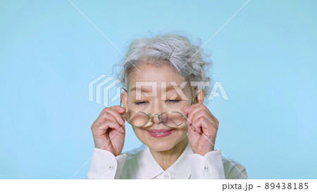 眼鏡をかけるシニア女性 89438185