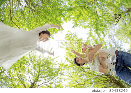 新緑の公園で遊ぶ3人家族 89438246