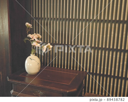 一輪挿しと格子 89438782