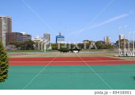 福岡市平和台競技場とビル群の背景 福岡市平和台競技場とビル群の背景 89438901
