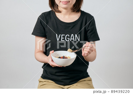 オートミールを食べる若いヴィーガン女性 89439220