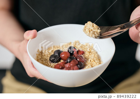 オートミールを食べる若いヴィーガン女性 89439222