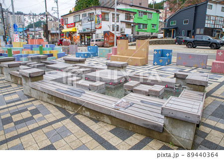 越後湯沢駅　西口駅前広場　足湯　温泉商店街　春のころ　 89440364