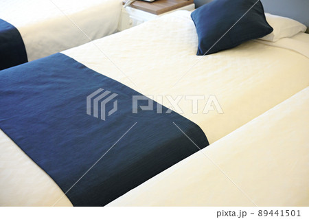 ホテルのベッドルーム 89441501