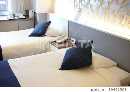 ホテルのベッドルーム 89441503