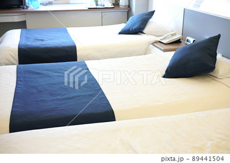 ホテルのベッドルーム 89441504