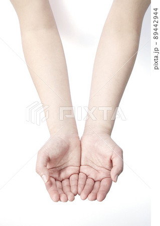 何か受け取る女性の手元 89442944