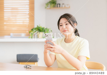 スマホで音楽を聴く若い女性 スマホで音楽を聴く若い女性 89443489