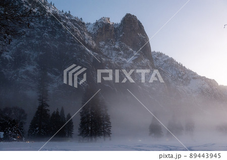 Eerie evening mist in Yosemite valley 89443945