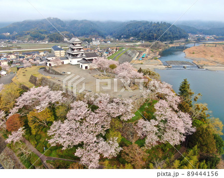 桜に囲まれた大洲城の天守閣と城壁の空撮 桜に囲まれた大洲城の天守閣と城壁の空撮 89444156