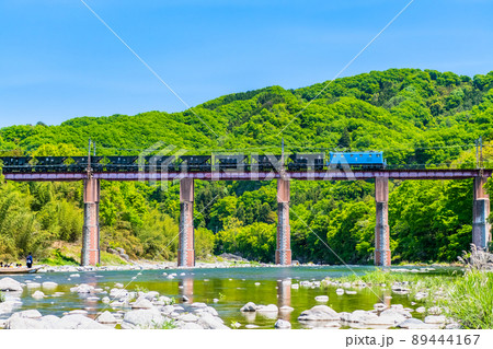 埼玉県長瀞町　秩父鉄道　～荒川橋梁を渡る貨物列車～ 89444167