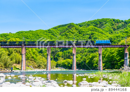 埼玉県長瀞町　秩父鉄道　～荒川橋梁を渡る貨物列車～ 89444168