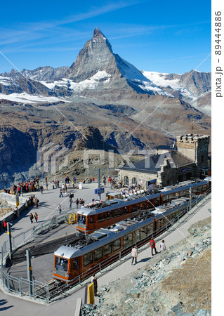 ゴルナグラート駅に停車中の登山電車とマッターホルン	 89444886