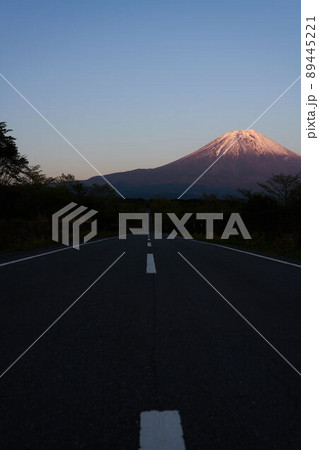 夕陽に照らされた富士へ続く道 89445221