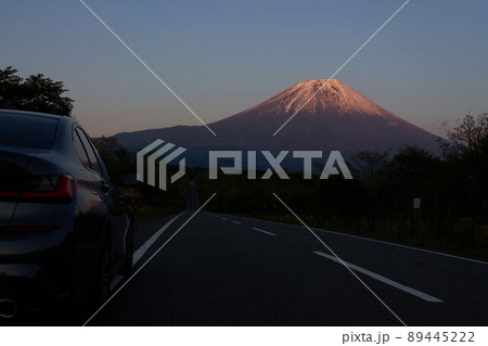 夕陽に照らされた富士へ続く道 夕陽に照らされた富士へ続く道 89445222