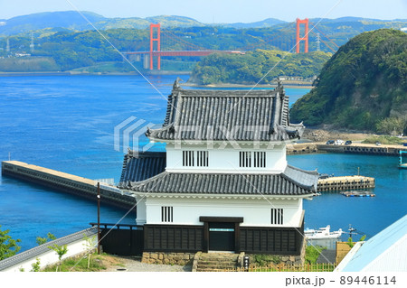 【長崎県】晴天下の平戸瀬戸と平戸城跡（懐柔櫓） 89446114