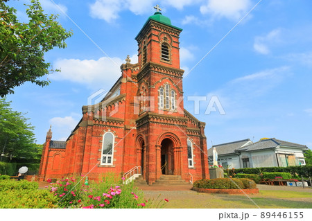 【長崎県】晴天下の田平天主堂 89446155