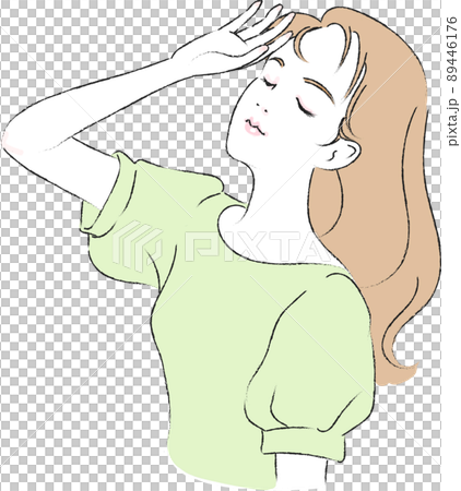 The upper body of a young woman holding her hand to block the sunlight 89446176