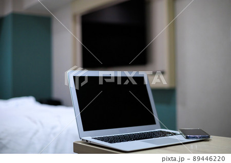 ホテルのテーブルに置いたパソコン　テレワーク　出張　イメージ	 89446220
