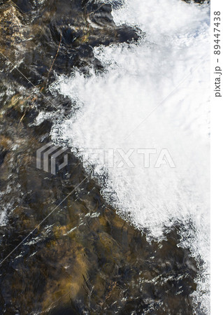 栃木の湯ノ湖に張った氷 栃木の湯ノ湖に張った氷 89447438