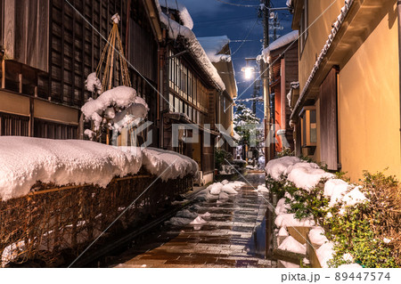 《石川県》雪化粧のひがし茶屋街・雪の金沢市 《石川県》雪化粧のひがし茶屋街・雪の金沢市 89447574