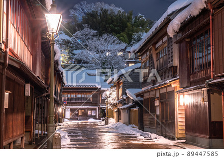 《石川県》雪化粧のひがし茶屋街・雪の金沢市 《石川県》雪化粧のひがし茶屋街・雪の金沢市 89447585