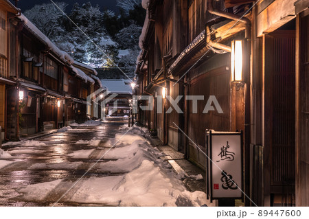 《石川県》雪化粧のひがし茶屋街・雪の金沢市 89447600