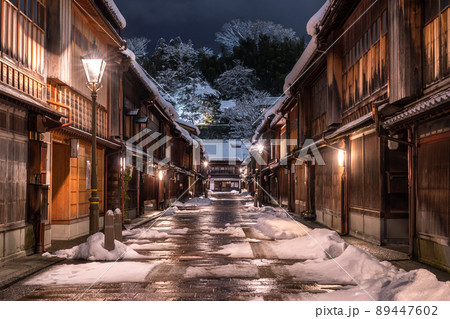 《石川県》雪化粧のひがし茶屋街・雪の金沢市 《石川県》雪化粧のひがし茶屋街・雪の金沢市 89447602