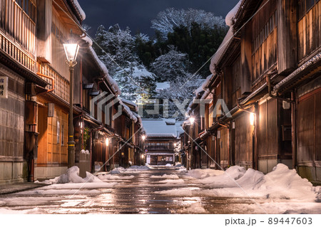 《石川県》雪化粧のひがし茶屋街・雪の金沢市 《石川県》雪化粧のひがし茶屋街・雪の金沢市 89447603