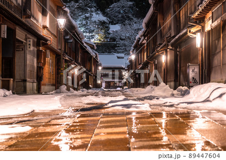 《石川県》雪化粧のひがし茶屋街・雪の金沢市 89447604