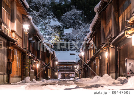 《石川県》雪化粧のひがし茶屋街・雪の金沢市 89447605