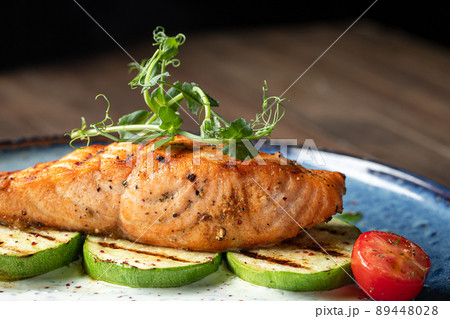 Grilled salmon steak with zucchini 89448028