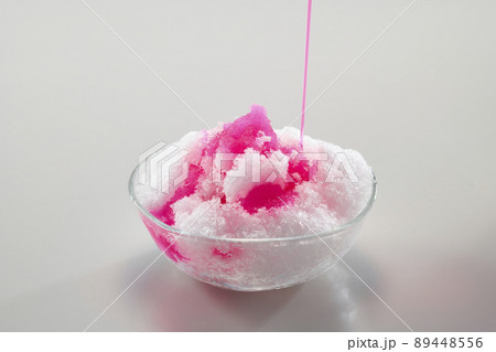 冷たくて美味しいイチゴのかき氷 89448556