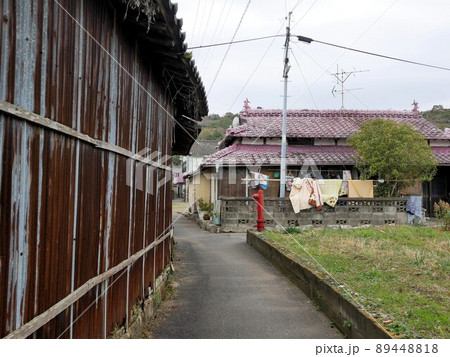蔵々港周辺の町並み 紫色の屋根の民家 (熊本県上天草市維和島) 蔵々港周辺の町並み 紫色の屋根の民家 (熊本県上天草市維和島) 89448818