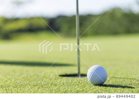 ゴルフ場のグリーンとボール 89449402