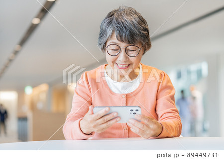 スマホで動画を見る眼鏡をかけたシニア女性　撮影協力「LINK FOREST] 89449731