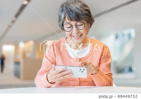 スマホを操作する眼鏡をかけたシニア女性　撮影協力「LINK FOREST] 89449732