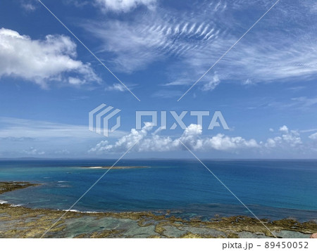 知念岬公園から見た太平洋と小さな島 知念岬公園から見た太平洋と小さな島 89450052