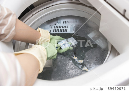 洗濯機を掃除する女性の手元 洗濯機を掃除する女性の手元 89450071