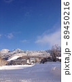 青空の下の雪山とホテル 89450216