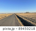 晴天の田舎の一本道 89450218