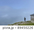 山から見下ろす青年 89450226