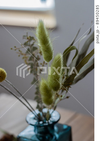 ドライフラワーと松ぼっくり 89450285