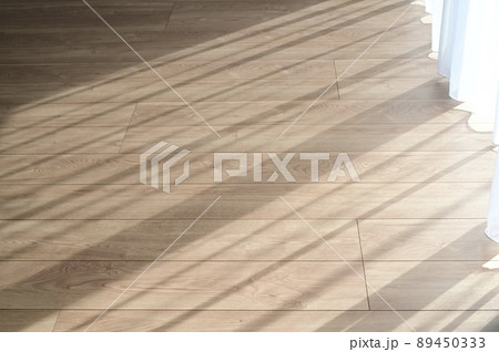 オークの床材と白いカーテンレース 89450333