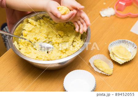 スイートポテト作りする子供 89452055