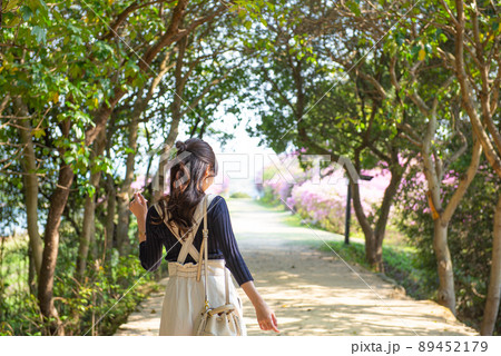 木のトンネルを散歩する女性 木のトンネルを散歩する女性 89452179