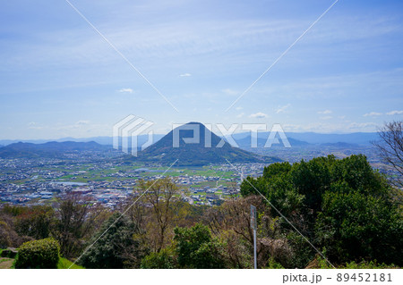 讃岐富士(飯野山)と町並み(香川県丸亀市、坂出市) 讃岐富士(飯野山)と町並み(香川県丸亀市、坂出市) 89452181